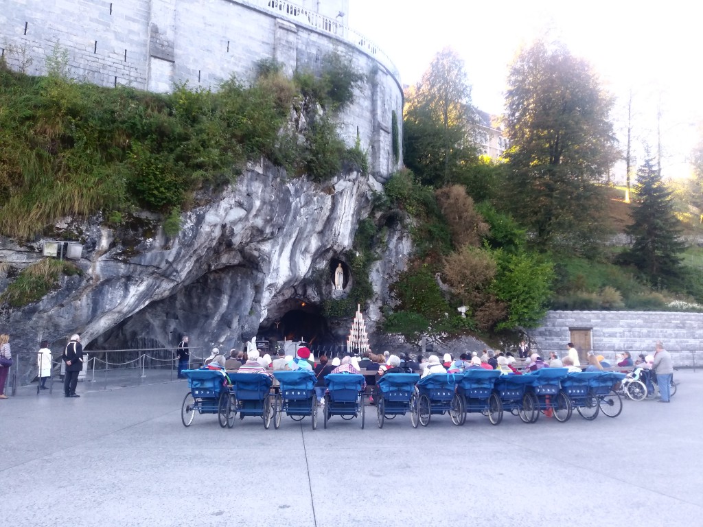 Przed Grotą Objawienia w Lourdes