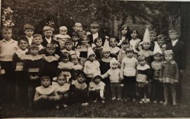 Janki, pamiątkowe zdjęcie z okazji Dnia Dziecka, ok. 1970. Fot. p. Urbankowa